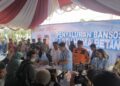 Wagub Kalteng, H. Edy Pratowo, didampingi Bupati Bartim M. Yamin, memantau pembagian bansos dan KHBS di halaman GPU Mantawara, Selasa (22/9/2026).