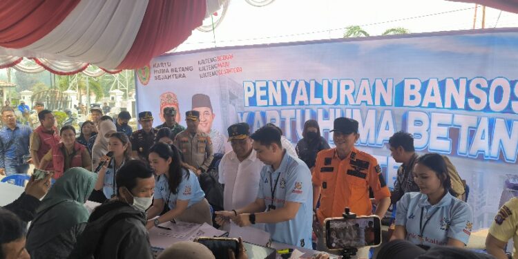 Wagub Kalteng, H. Edy Pratowo, didampingi Bupati Bartim M. Yamin, memantau pembagian bansos dan KHBS di halaman GPU Mantawara, Selasa (22/9/2026).