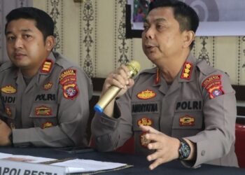 Kapolresta Palangka Raya Kombes Pol. Andiyatna, S.I.K., M.H., mengungkapkan kasus tersebut dalam press release di Mapolsek Pahandut, Jalan Ahmad Yani, Rabu (23/9/2026). (ist)