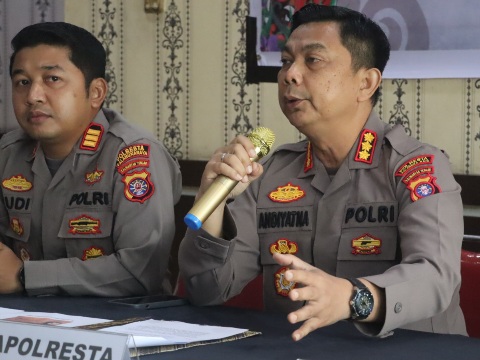 Kapolresta Palangka Raya Kombes Pol. Andiyatna, S.I.K., M.H., mengungkapkan kasus tersebut dalam press release di Mapolsek Pahandut, Jalan Ahmad Yani, Rabu (23/9/2026). (ist)