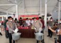 Kapolres Lamandau AKBP Eko Yusmiarto, S.I.K., dan Bupati Lamandau, Rizky Aditya Putra, dalam memusnahkan barang bukti sabu ke dalam wadah berisi air detergen, Kamis (24/9/2026). (ist)
