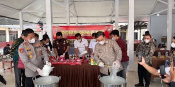 Kapolres Lamandau AKBP Eko Yusmiarto, S.I.K., dan Bupati Lamandau, Rizky Aditya Putra, dalam memusnahkan barang bukti sabu ke dalam wadah berisi air detergen, Kamis (24/9/2026). (ist)