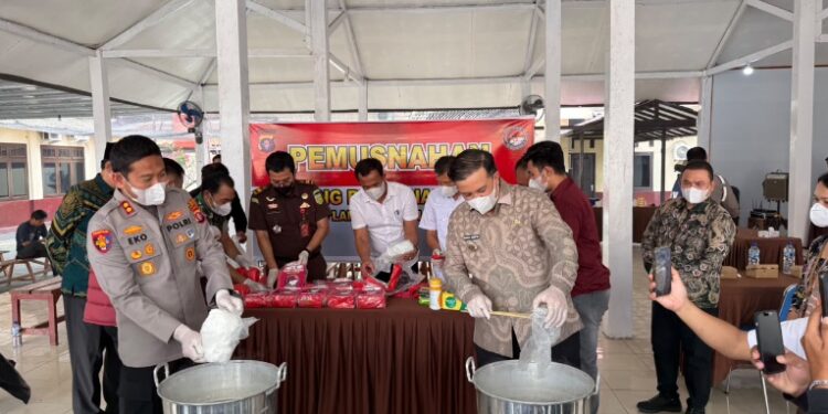 Kapolres Lamandau AKBP Eko Yusmiarto, S.I.K., dan Bupati Lamandau, Rizky Aditya Putra, dalam memusnahkan barang bukti sabu ke dalam wadah berisi air detergen, Kamis (24/9/2026). (ist)