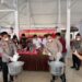Kapolres Lamandau AKBP Eko Yusmiarto, S.I.K., dan Bupati Lamandau, Rizky Aditya Putra, dalam memusnahkan barang bukti sabu ke dalam wadah berisi air detergen, Kamis (24/9/2026). (ist)