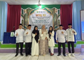 Wakil Ketua I DPRD Murung Raya, Dina Maulidah (tengah), bersama jajaran panitia MTQ ke -11 di Kelurahan Muara Laung, Jumat (25/9/2026).