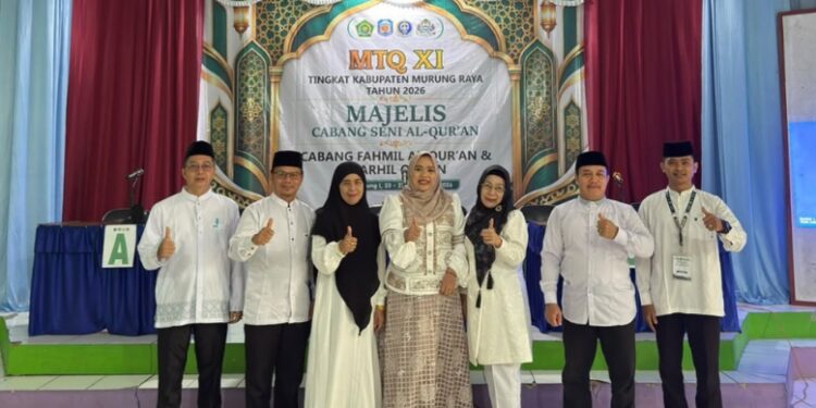Wakil Ketua I DPRD Murung Raya, Dina Maulidah (tengah), bersama jajaran panitia MTQ ke -11 di Kelurahan Muara Laung, Jumat (25/9/2026).