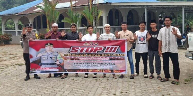 Bhabinkamtibmas Polsek Awang yang aktif untuk mensosialisasikan larangan bakar lahan dan maklumat Kapolda Kalteng, Jumat (25/9/2026).