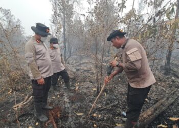 Kapolresta Palangka Raya, Kombes Pol Andiyatna, S.I.K., M.H. dan Dir Samapta Polda Kalteng Kombes Pol. Viddy Dasmasela, S.H., S.I.K., M.M. dalam penyekatan kawasan lahan yang terbakar di Jalan Eka Hapakat, Jumat (25/9/2026). (ist)