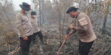 Kapolresta Palangka Raya, Kombes Pol Andiyatna, S.I.K., M.H. dan Dir Samapta Polda Kalteng Kombes Pol. Viddy Dasmasela, S.H., S.I.K., M.M. dalam penyekatan kawasan lahan yang terbakar di Jalan Eka Hapakat, Jumat (25/9/2026). (ist)