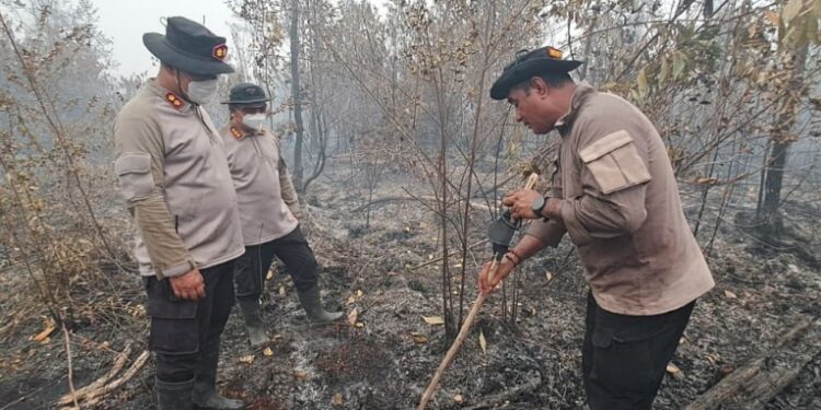 Kapolresta Palangka Raya, Kombes Pol Andiyatna, S.I.K., M.H. dan Dir Samapta Polda Kalteng Kombes Pol. Viddy Dasmasela, S.H., S.I.K., M.M. dalam penyekatan kawasan lahan yang terbakar di Jalan Eka Hapakat, Jumat (25/9/2026). (ist)