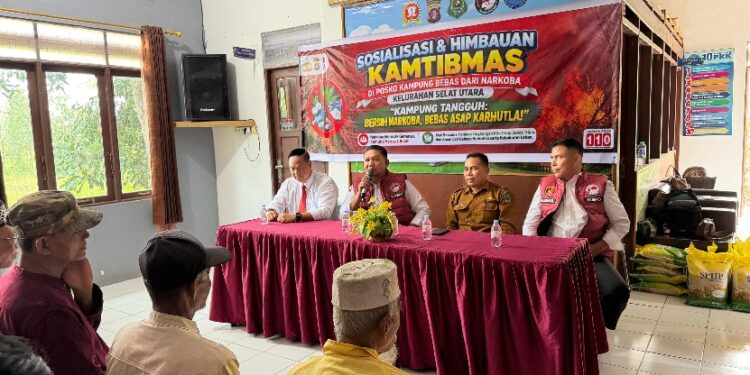 Pelaksanaan sosialisasi dan himbauan kamtibmas yang dilakukan jajaran Satresnarkoba Polres Kapuas di Kampung Bebas Narkoba, Senin (28/9/2026).