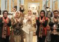 Ketua Dekranasda Kabupaten Barito Utara, Ny. Hj. Maya Savitri Shalahuddin, berpose dengan Ketua Dekranasda Provinsi Kalteng, Aisyah Thisia Agustiar Sabran di Stand Barito Utara dalam Pameran Kerajinan Nusantara 2026 di Jakarta International Convention Center (JICC), Sabtu (26/9/2026).
