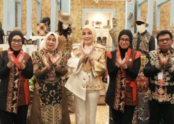 Ketua Dekranasda Kabupaten Barito Utara, Ny. Hj. Maya Savitri Shalahuddin, berpose dengan Ketua Dekranasda Provinsi Kalteng, Aisyah Thisia Agustiar Sabran di Stand Barito Utara dalam Pameran Kerajinan Nusantara 2026 di Jakarta International Convention Center (JICC), Sabtu (26/9/2026).
