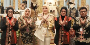Ketua Dekranasda Kabupaten Barito Utara, Ny. Hj. Maya Savitri Shalahuddin, berpose dengan Ketua Dekranasda Provinsi Kalteng, Aisyah Thisia Agustiar Sabran di Stand Barito Utara dalam Pameran Kerajinan Nusantara 2026 di Jakarta International Convention Center (JICC), Sabtu (26/9/2026).