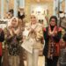 Ketua Dekranasda Kabupaten Barito Utara, Ny. Hj. Maya Savitri Shalahuddin, berpose dengan Ketua Dekranasda Provinsi Kalteng, Aisyah Thisia Agustiar Sabran di Stand Barito Utara dalam Pameran Kerajinan Nusantara 2026 di Jakarta International Convention Center (JICC), Sabtu (26/9/2026).