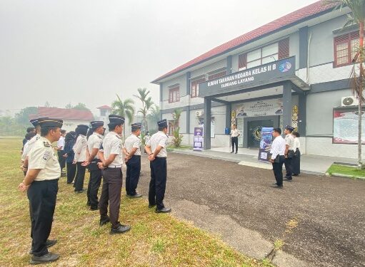 Kepala Rutan Kelas IIB Tamiang Layang, Agung Novarianto, memberikan arahan jajaran pegawai, Senin (28/9/2026). (ist)