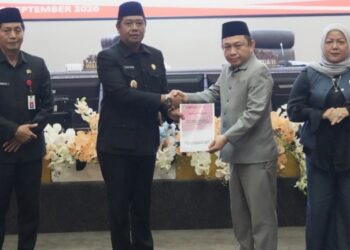 Wakil Bupati Barito Utara, Felix Sonadie Y. Tingan, bersama Waket I dan II Hj. Henny Rosgiaty Rusli, dalam Paripurna, Senin (28/9/2026).