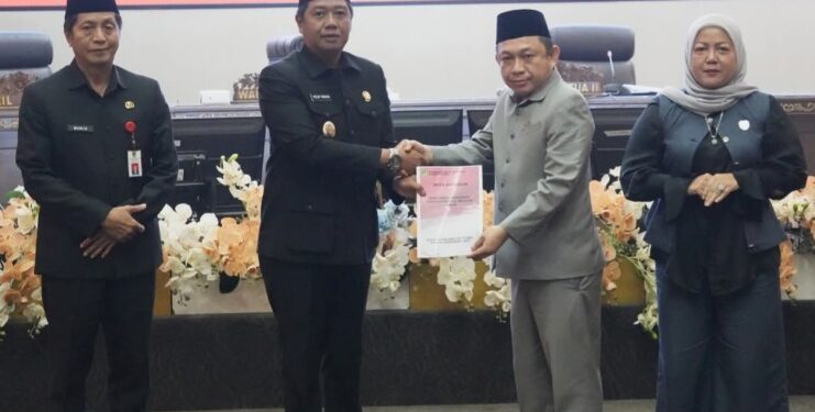 Wakil Bupati Barito Utara, Felix Sonadie Y. Tingan, bersama Waket I dan II Hj. Henny Rosgiaty Rusli, dalam Paripurna, Senin (28/9/2026).