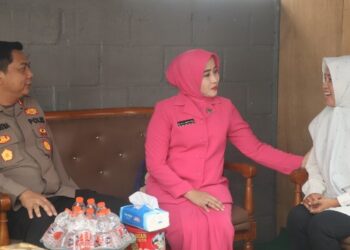 Kapolresta Palangka Raya Kombes Pol Andiyatna bersama Ketua Bhayangkari Cabang Kota Palangka Raya Ny. Inta Andiyatna, memberikan dukungan dengan datang dan bercengrama dengan keluarga AKP G.S Rahail, Rabu (30/9/2026). (ist)