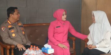 Kapolresta Palangka Raya Kombes Pol Andiyatna bersama Ketua Bhayangkari Cabang Kota Palangka Raya Ny. Inta Andiyatna, memberikan dukungan dengan datang dan bercengrama dengan keluarga AKP G.S Rahail, Rabu (30/9/2026). (ist)