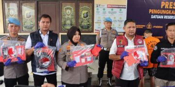 Kapolres Kapuas AKBP Rina Perwitasari, didampingi jajaran PJU dalam press release kasus, Rabu (30/9/2026). (ist)
