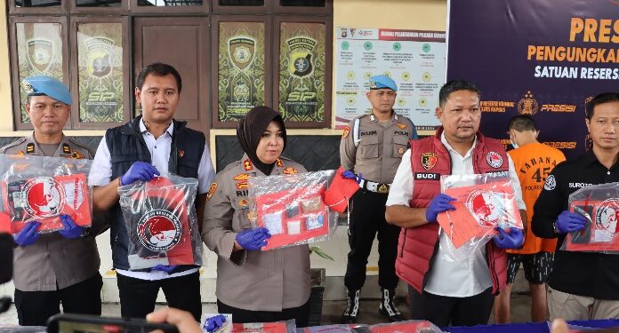 Kapolres Kapuas AKBP Rina Perwitasari, didampingi jajaran PJU dalam press release kasus, Rabu (30/9/2026). (ist)