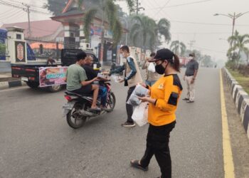 Pembagian masker gratis yang dilaksanakan Rimau Group dan PWI Barito Timur beserta Tim Posko Karhutla di depan Kantor Bupati Barito Timur, Sabtu (12/9/2026).