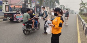 Pembagian masker gratis yang dilaksanakan Rimau Group dan PWI Barito Timur beserta Tim Posko Karhutla di depan Kantor Bupati Barito Timur, Sabtu (12/9/2026).
