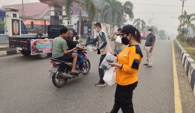 Pembagian masker gratis yang dilaksanakan Rimau Group dan PWI Barito Timur beserta Tim Posko Karhutla di depan Kantor Bupati Barito Timur, Sabtu (12/9/2026).