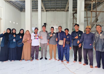 Anggota DPRD Kabupaten Kapuas, Rahmad Jainudin, berpose bersama mahasiswa KKN dari Sekolah Tinggi Agama Islam (STAI). (ist)