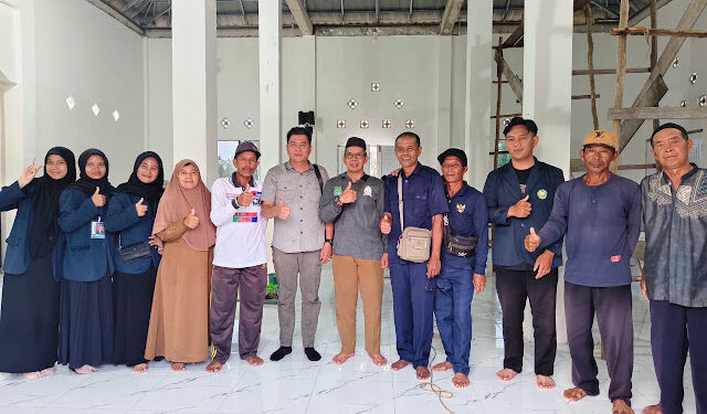 Anggota DPRD Kabupaten Kapuas, Rahmad Jainudin, berpose bersama mahasiswa KKN dari Sekolah Tinggi Agama Islam (STAI). (ist)