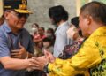 Gubernur Kalteng, H. Agustiar Sabran, disela penyaluran bantuan pangan, Sabtu (17/10/2026). (ist)