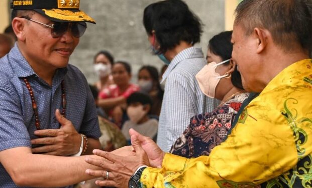 Gubernur Kalteng, H. Agustiar Sabran, disela penyaluran bantuan pangan, Sabtu (17/10/2026). (ist)