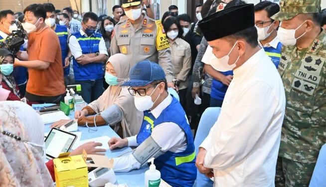 Menkes RI Budi Gunadi Sadikin cek kesehatan di Rumah Oksigen di Bundaran Besar Palangka Raya, Jumat (23/10/2026). (ist)