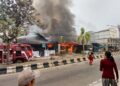 Kebakaran yang menghanguskan tiga bangunan semi permanen di seberang Pengadilan Negeri Tamiang Layang, Senin (12/10/2026).