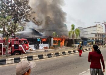 Kebakaran yang menghanguskan tiga bangunan semi permanen di seberang Pengadilan Negeri Tamiang Layang, Senin (12/10/2026).
