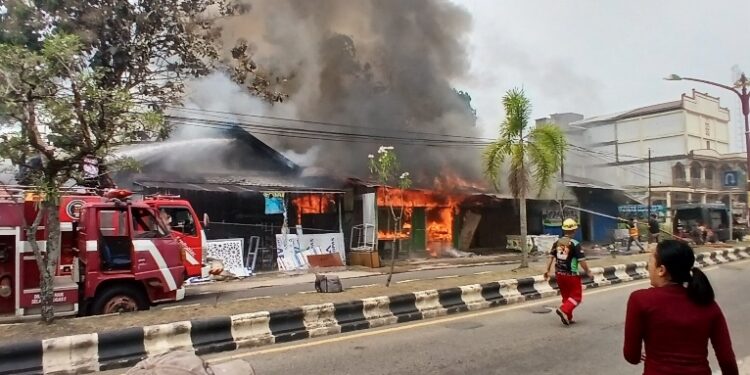 Kebakaran yang menghanguskan tiga bangunan semi permanen di seberang Pengadilan Negeri Tamiang Layang, Senin (12/10/2026).