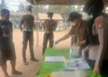 Tes urine yang dilakukan jajaran Satresnarkoba Polres Barito Timur di lintas Jalan Hauling Jaweten. , baru - baru tadi.