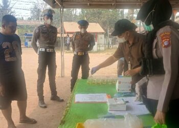 Tes urine yang dilakukan jajaran Satresnarkoba Polres Barito Timur di lintas Jalan Hauling Jaweten. , baru - baru tadi.