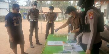 Tes urine yang dilakukan jajaran Satresnarkoba Polres Barito Timur di lintas Jalan Hauling Jaweten. , baru - baru tadi.