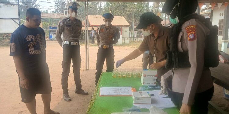 Tes urine yang dilakukan jajaran Satresnarkoba Polres Barito Timur di lintas Jalan Hauling Jaweten. , baru - baru tadi.
