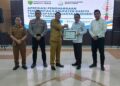 Bupati Barito Timur, M. Yamin menyerahkan penghargaan yang diterima Kajari Barito Timur Abdul Halim, Senin (19/10/2026).