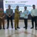 Bupati Barito Timur, M. Yamin menyerahkan penghargaan yang diterima Kajari Barito Timur Abdul Halim, Senin (19/10/2026).