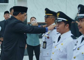 Bupati Barito Utara H. Shahuddin menyematkan tanda kepangkatan usai mengambil sumpah janji pejabat, Jumat (23/10/2026).