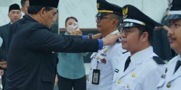Bupati Barito Utara H. Shahuddin menyematkan tanda kepangkatan usai mengambil sumpah janji pejabat, Jumat (23/10/2026).