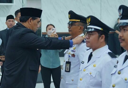 Bupati Barito Utara H. Shahuddin menyematkan tanda kepangkatan usai mengambil sumpah janji pejabat, Jumat (23/10/2026).