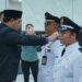 Bupati Barito Utara H. Shahuddin menyematkan tanda kepangkatan usai mengambil sumpah janji pejabat, Jumat (23/10/2026).