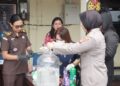 Kapolres Gunung Mas AKBP Arum Sari Puspita Dewi, S.H., S.I.K., M.A., didampingi Kasat Resnarkoba AKP Sutrisno, S.Sos., M.H. Turut hadir perwakilan Kejaksaan Negeri Kuala Kurun, Pengadilan Negeri Kelas II Gunung Mas, serta Dinas Kesehatan, saat memusnahkan barang bukti di Mapolres setempat, Kamis (1/10/2026). (ist)
