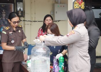 Kapolres Gunung Mas AKBP Arum Sari Puspita Dewi, S.H., S.I.K., M.A., didampingi Kasat Resnarkoba AKP Sutrisno, S.Sos., M.H. Turut hadir perwakilan Kejaksaan Negeri Kuala Kurun, Pengadilan Negeri Kelas II Gunung Mas, serta Dinas Kesehatan, saat memusnahkan barang bukti di Mapolres setempat, Kamis (1/10/2026). (ist)
