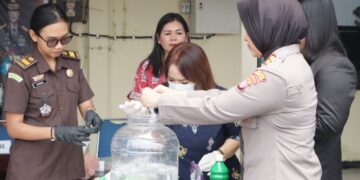 Kapolres Gunung Mas AKBP Arum Sari Puspita Dewi, S.H., S.I.K., M.A., didampingi Kasat Resnarkoba AKP Sutrisno, S.Sos., M.H. Turut hadir perwakilan Kejaksaan Negeri Kuala Kurun, Pengadilan Negeri Kelas II Gunung Mas, serta Dinas Kesehatan, saat memusnahkan barang bukti di Mapolres setempat, Kamis (1/10/2026). (ist)